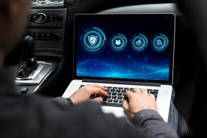 бизнесмен работает за ноутбуком подключив удаленный рабочий стол от арендованного виртуального VDS сервера для сайта сто